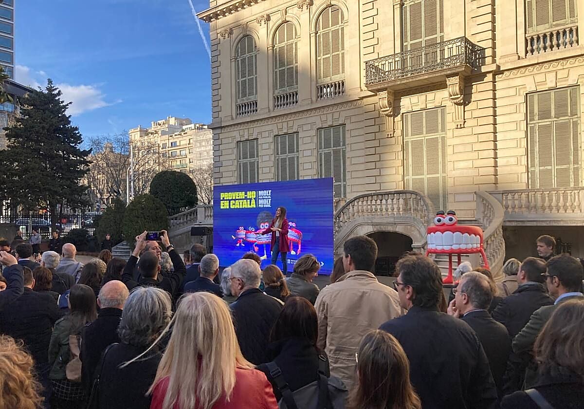 Acto de presentación de la campaña para utilizar siempre el catalán y no cambiar al español con la mascota 'Queta'