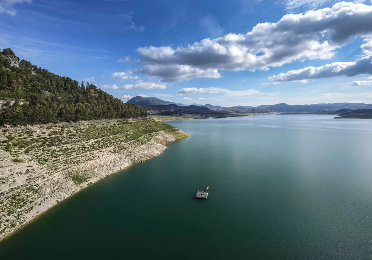 Panorámica del embalse de Iznájar, el mayor de Andalucía