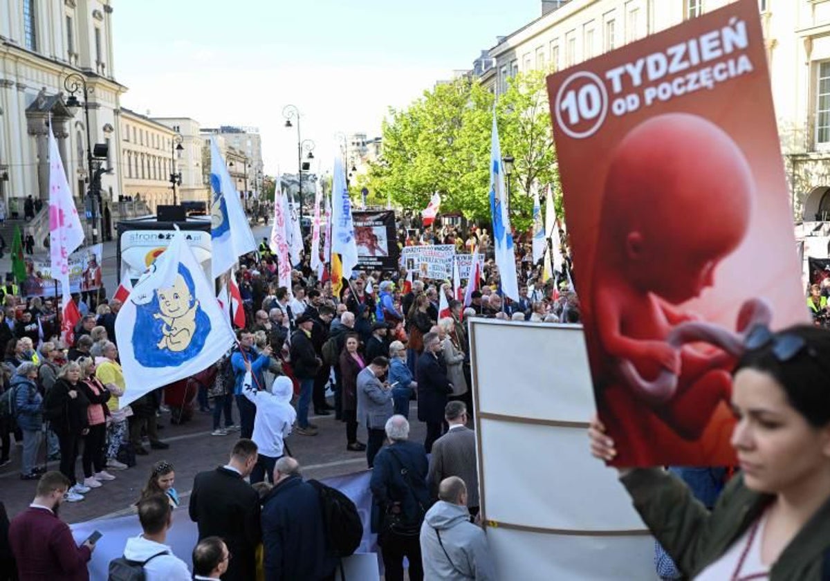 Grupos antiaborto se manifiesta este jueves en Varsovia (Polonia), cuando el parlamento comienza discutir sobre la cuestión