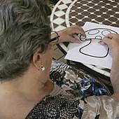 Identifican una mutación genética que reduce las posibilidades de desarrollar el alzhéimer