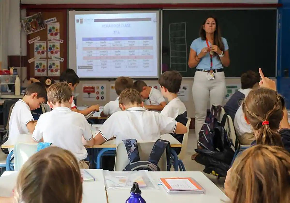 Una profesora imparte clase en una escuela de Madrid