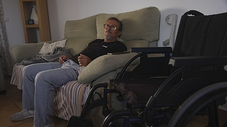 Antonio Aguilar, junto a la silla de ruedas que necesita para desplazarse