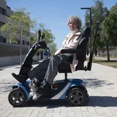En silla de ruedas de por vida por una prótesis de cadera defectuosa: «Estoy muerto en vida»