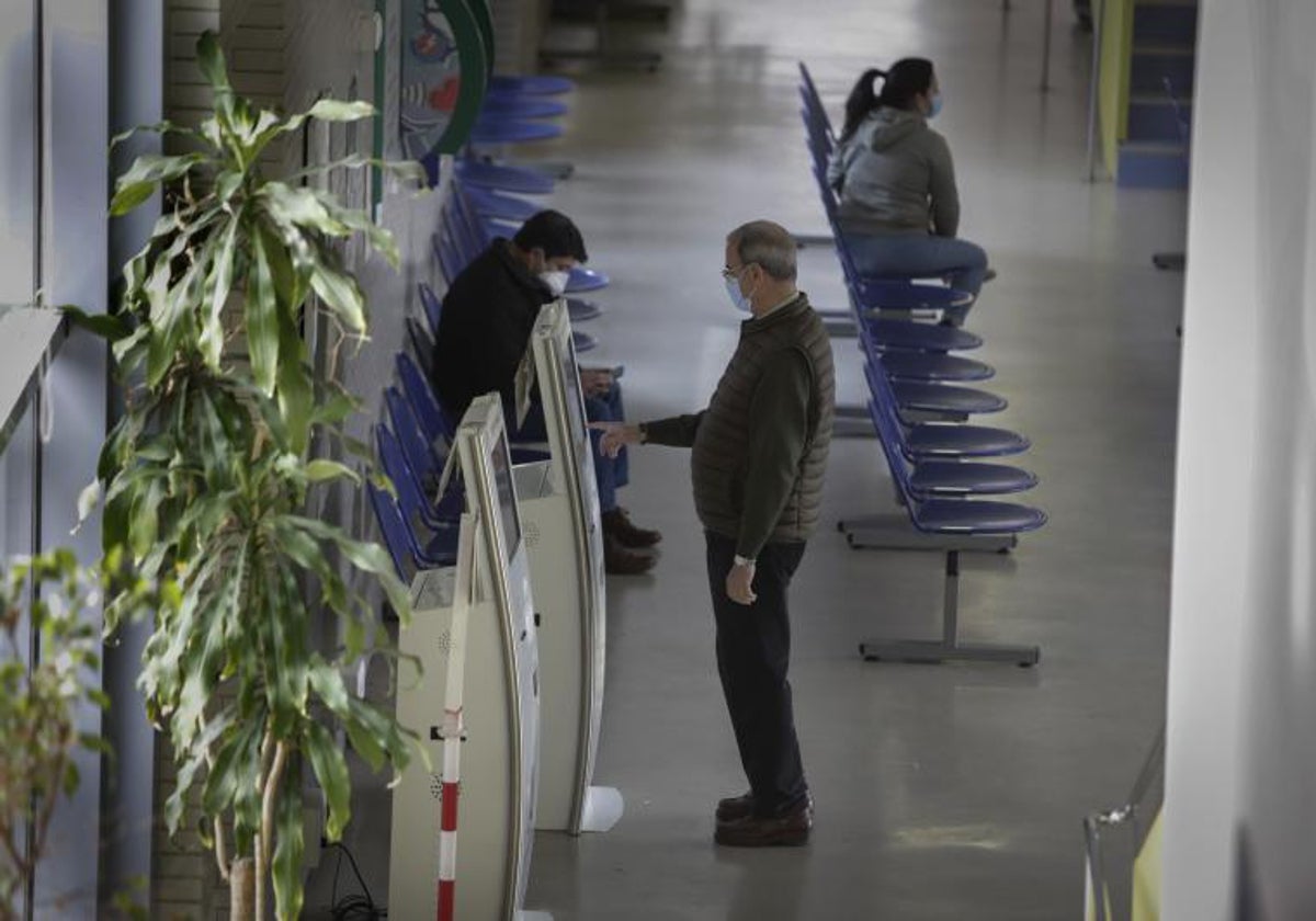 Un paciente consulta su turno a la llegada a un centro de salud de Sevilla