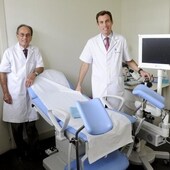 Santiago y Damiá Dexeus, padre e hijo, en su clínica de Barcelona