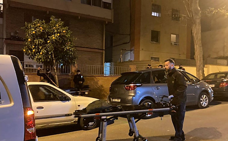 Imagen principal - Arriba, el domicilio de Horta donde los Mossos localizaron, el pasado enero, los cadáveres de un padre y sus dos hijos. Abajo, velas en el domicilio de El Prat donde los agentes encontraron los cuerpos sin vida de una madre y sus dos pequeños, este 9 de abril. A la derecha, la Científica en Bellcaire (Gerona), donde un individuo intentó matar a su pareja, y a acabó con la vida de su hijo en común, de cinco años