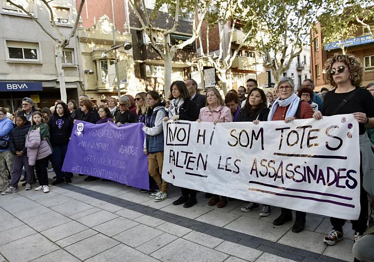 Concentración en repulsa por el asesinato de una mujer y sus dos hijos en El Prat (Barcelona)