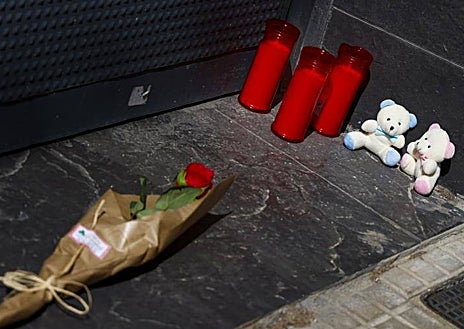 Imagen secundaria 1 - Arriba, el domicilio de Horta donde los Mossos localizaron, el pasado enero, los cadáveres de un padre y sus dos hijos. Abajo, velas en el domicilio de El Prat donde los agentes encontraron los cuerpos sin vida de una madre y sus dos pequeños, este 9 de abril. A la derecha, la Científica en Bellcaire (Gerona), donde un individuo intentó matar a su pareja, y a acabó con la vida de su hijo en común, de cinco años