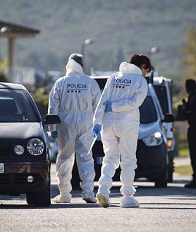 Imagen secundaria 2 - Arriba, el domicilio de Horta donde los Mossos localizaron, el pasado enero, los cadáveres de un padre y sus dos hijos. Abajo, velas en el domicilio de El Prat donde los agentes encontraron los cuerpos sin vida de una madre y sus dos pequeños, este 9 de abril. A la derecha, la Científica en Bellcaire (Gerona), donde un individuo intentó matar a su pareja, y a acabó con la vida de su hijo en común, de cinco años