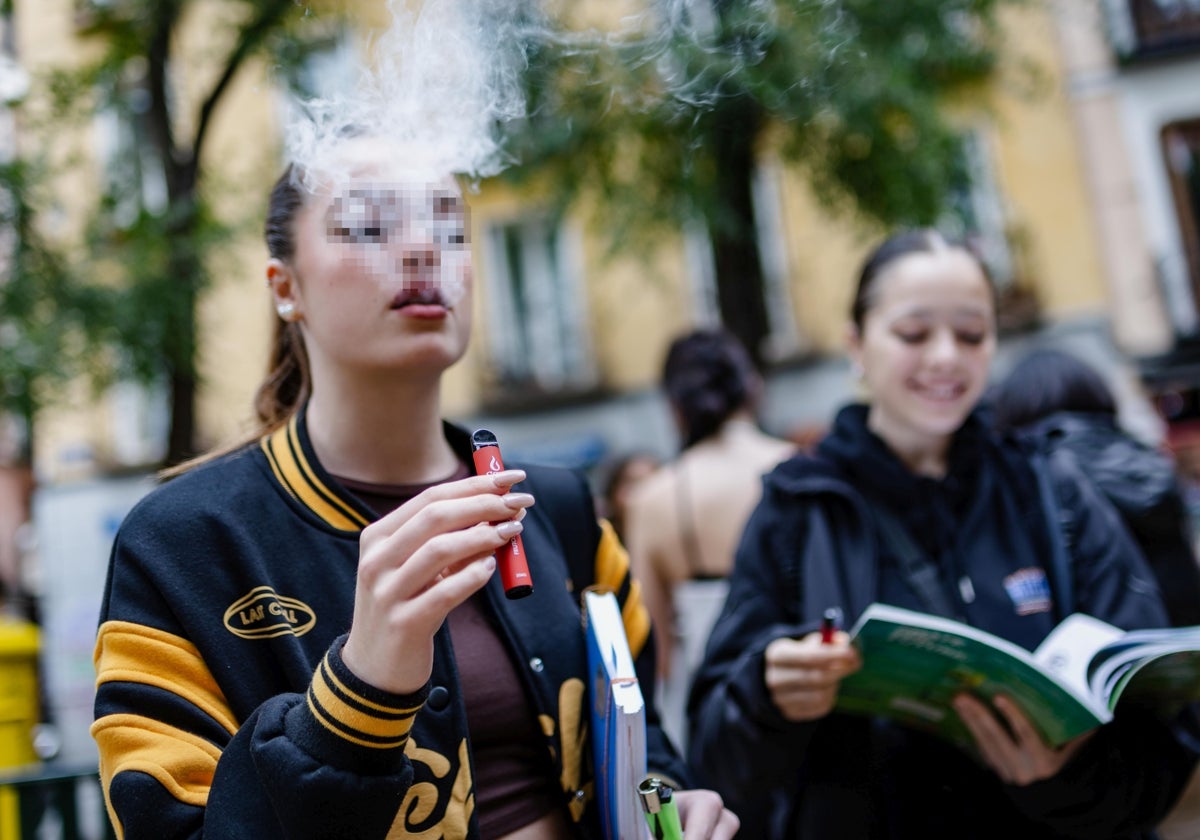 Adolescentes vapean a la salida de un instituto de Madrid