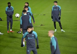 Jugadores del FC Barcelona, club adherido a la campaña durante un entrenamiento