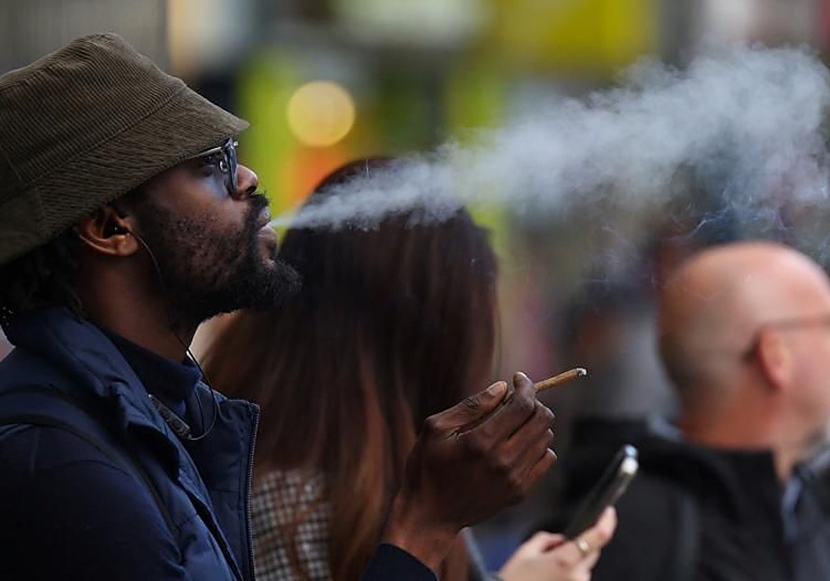 Un hombre fuma en las calles de Londres este lunes, mientras el Parlamento estaba discutiendo la medida