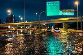 Carreteras inundadas camino al aeropuerto de Dubái.