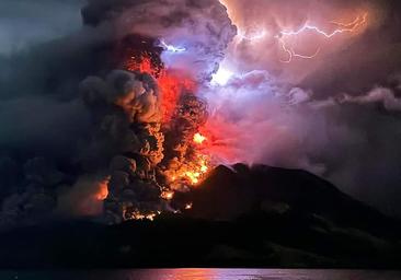 La erupción del volcán Ruang pone a Indonesia en alerta máxima