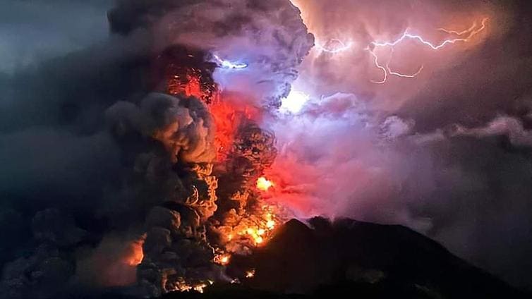 La erupción del volcán Ruang pone a Indonesia en alerta máxima