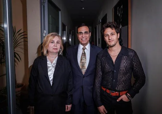 De izquierda a derecha, Lia Asatian, la viuda de Javier Ruiz, el experto José Luis Cordeiro y Max Olivier.