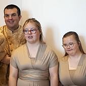 Una novia británica elige de damas de honor a las personas con síndrome de Down a las que cuida