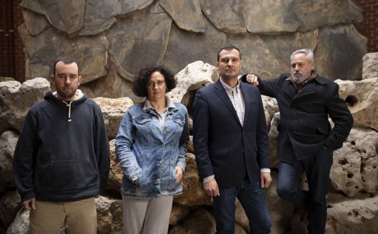 Imagen principal - En la foto superior, de izquierda a derecha, Gabriel Pedrero, Patricia García, el abogado Carlos Bardavío e Israel Flórez, de la asociación de víctimas. Debajo uno de los edificios de la sede española de los Testigos de Jehová, en la localidad madrileña de Ajalvir. A la derecha, un bautizo de una fiel en un acto público realizado en el estadio Metropolitano de Madrid en 2019