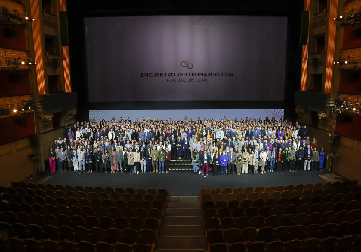 Foto de familia de los 300 becados que participaron en la celebración de los diez años de las Becas Leonardo