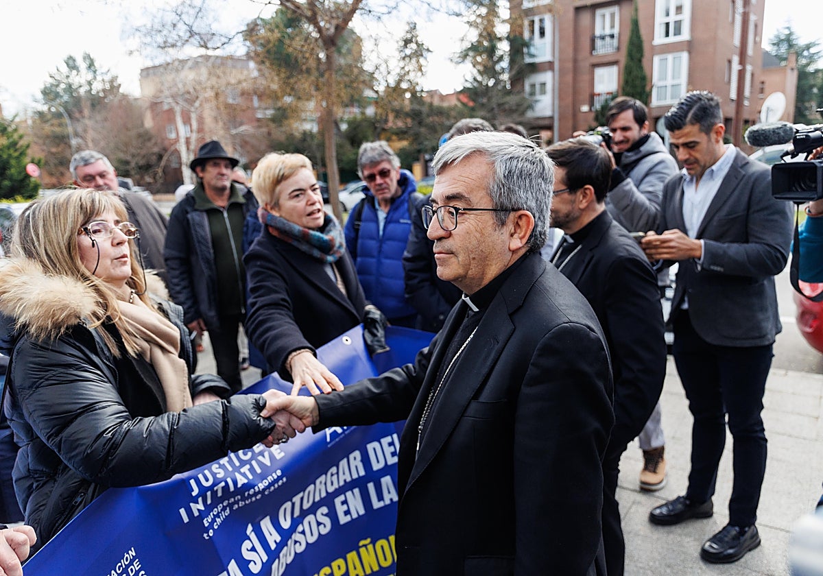 El día de su nombramiento, el presidente de la Conferencia Episcopal, Luis Argüello, sale a dialogar con un grupo de personas que protestaban por los abusos en la Iglesia