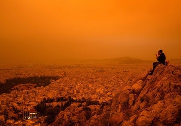 Atenas se tiñe de naranja por las nubes de polvo del Sáhara