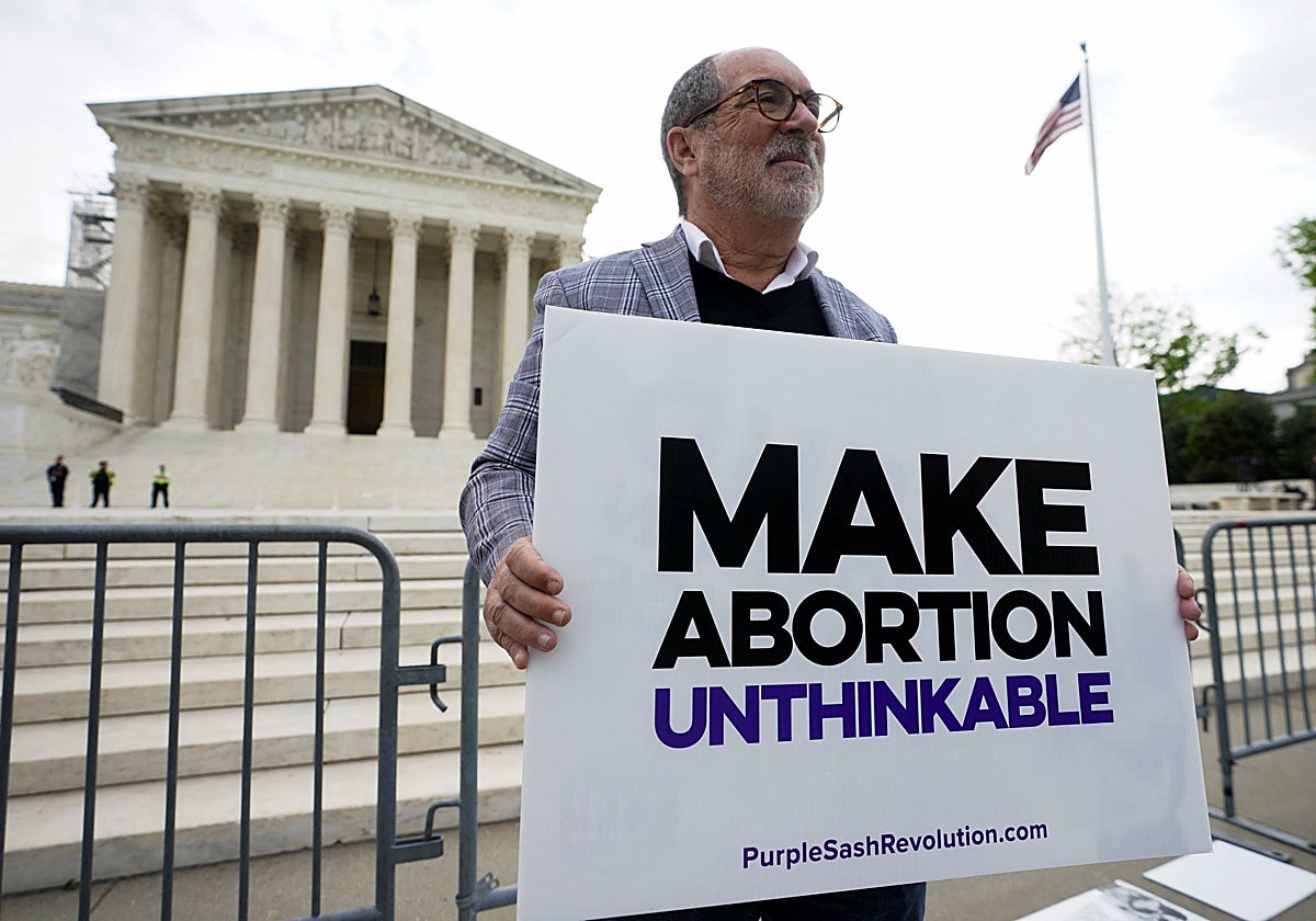 Una activista antiabortista sostiene una pancarta el día en que el Tribunal Supremo