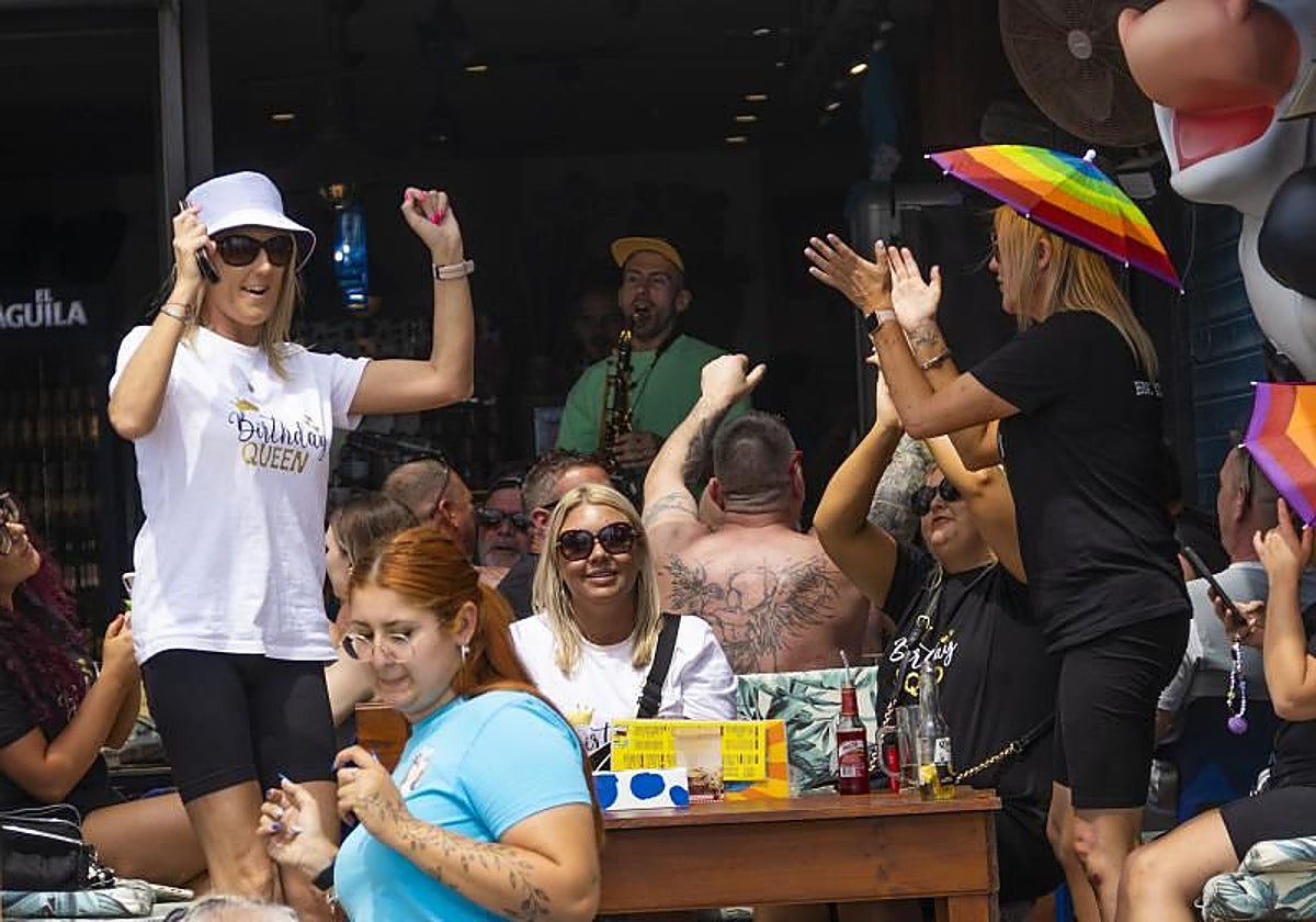 Jóvenes consumiendo alcohol en la playa de Benidorm el pasad verano