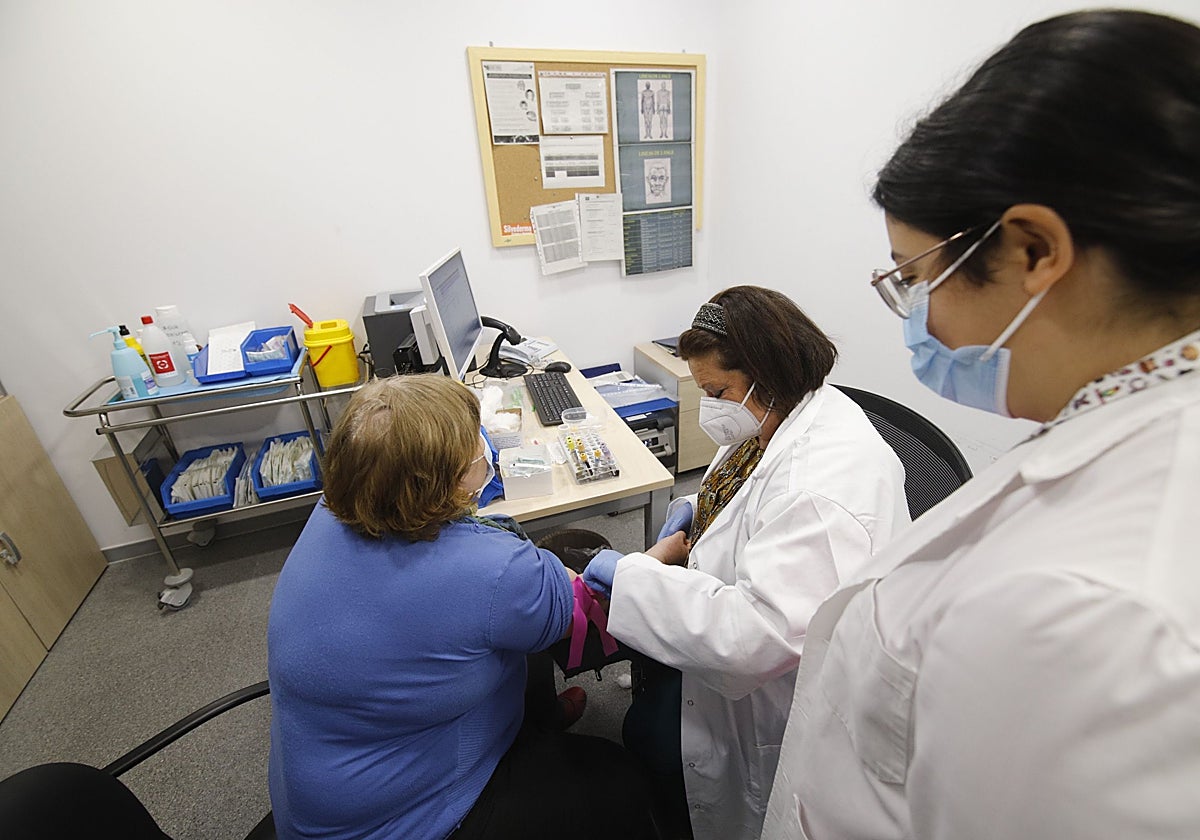 Médicos atienden a un paciente en un centro de salud