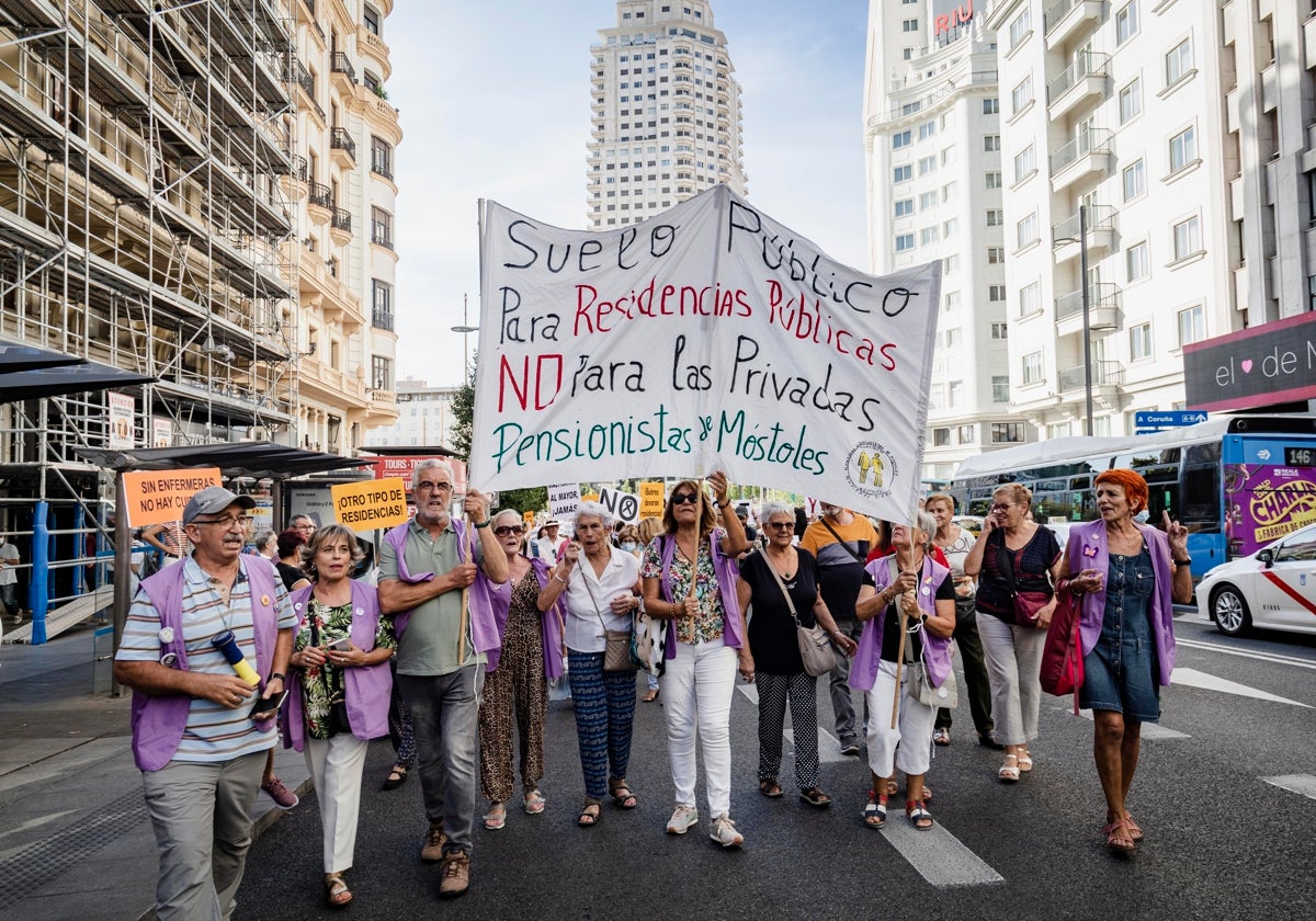 Manifestación de jubilados y sus familiares en contra de la falta de suelo público para las residencias de ancianos