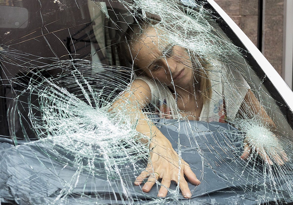Luna de un coche dañada como consecuencia de la tormenta de granizo de ayer noche en La Bisbal de L'Empordà, Girona