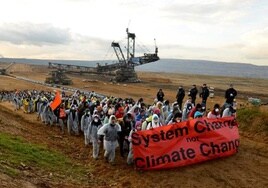 Protestas en 2017 de activistas contra la mina de lignito de Hambach