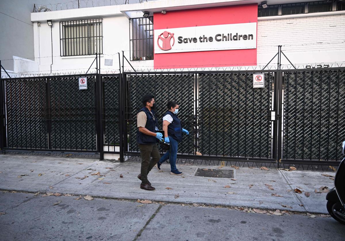 Fiscales ingresan a las oficinas de la ONG Save the Children durante una redada en Guatemala