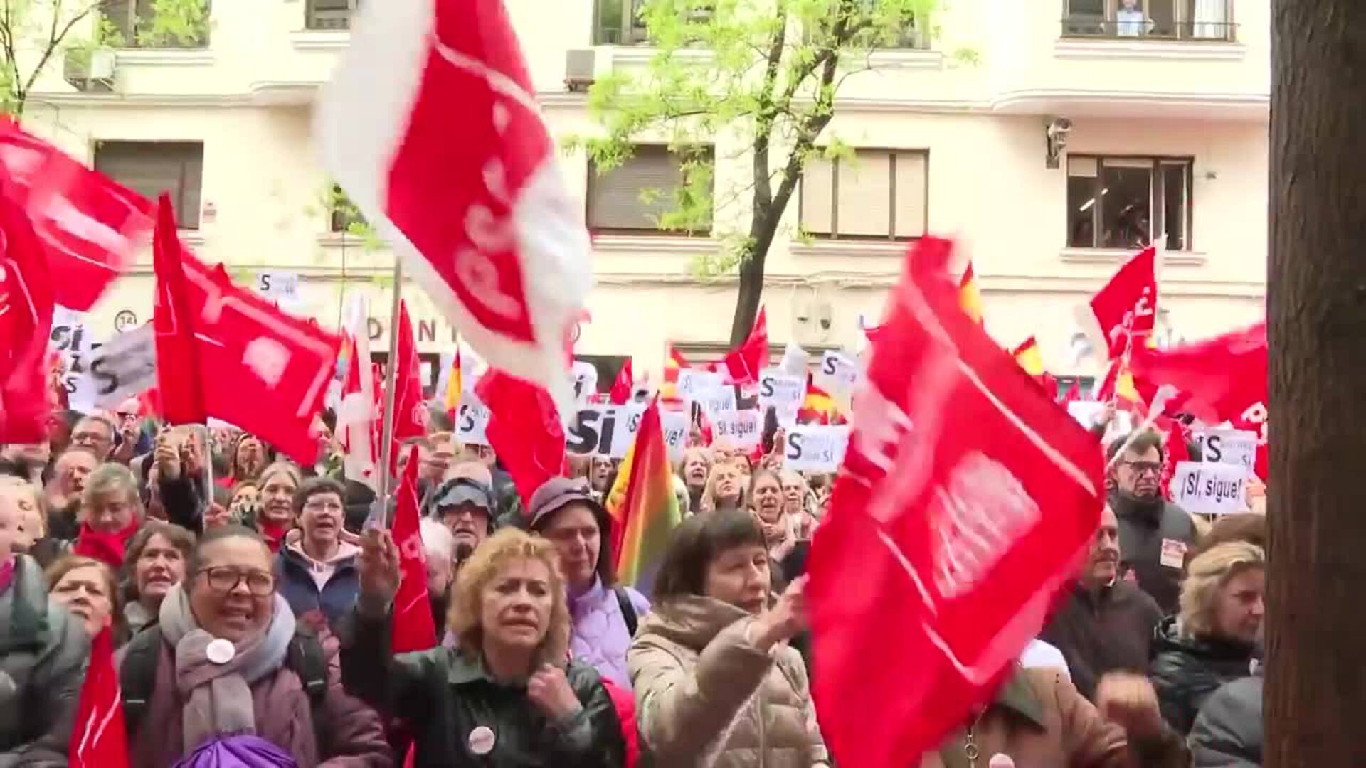 Militantes y simpatizantes del PSOE inundan Ferraz para trasladar su apoyo a Sánchez
