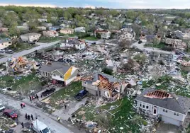 Viviendas destrozadas tras el paso de decenas de huracanes en Omaha, en el estado de Nebrasa (EE.UU.)