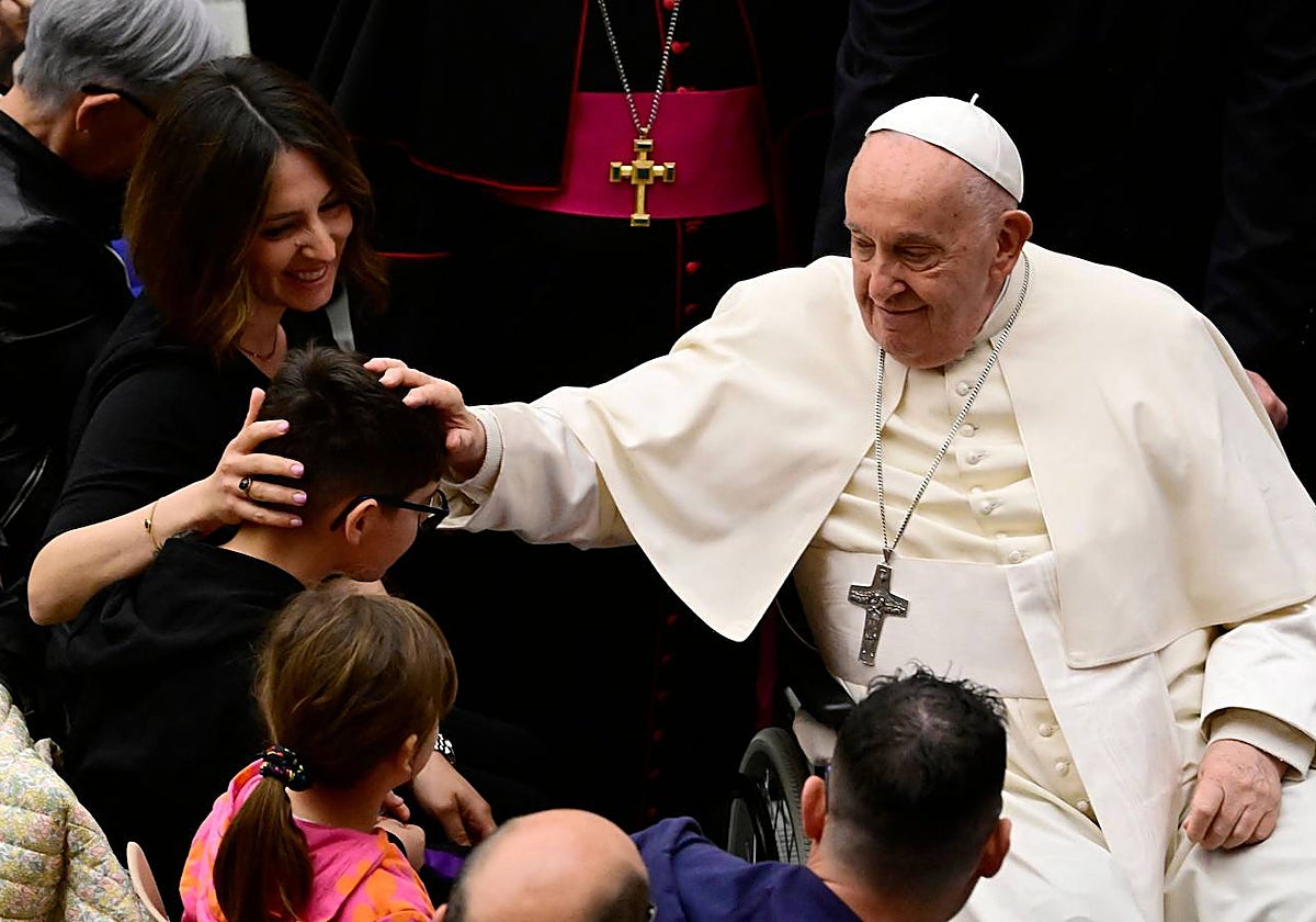 El Papa bendice a un niño en un encuentro con abuelos y nietos este sábado