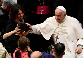 El Papa se reúne con miles de abuelos y nietos y pide trabajar para que ningún anciano tema que lo abandonen en un asilo