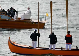 El Papa Francisco saluda desde una lancha en los canales de Venecia