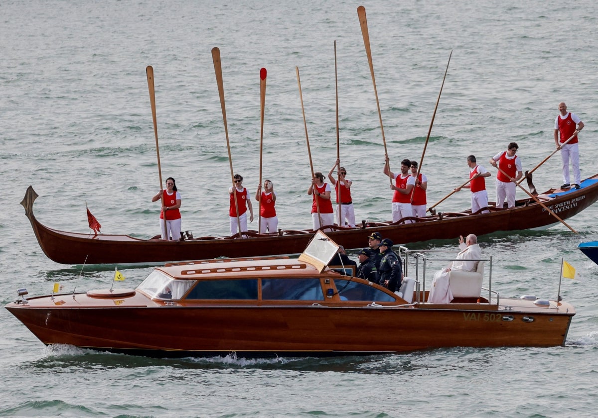 El Papa Francisco saluda desde una lancha en los canales de Venecia