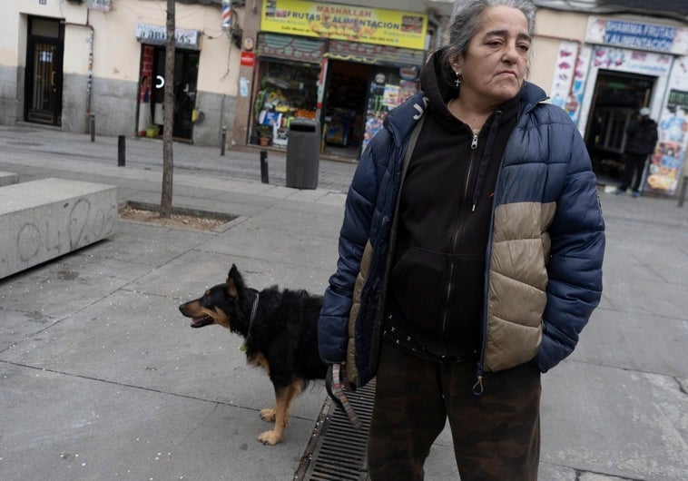 Mónica y su perrita viven en un piso del Ayuntamiento de Madrid