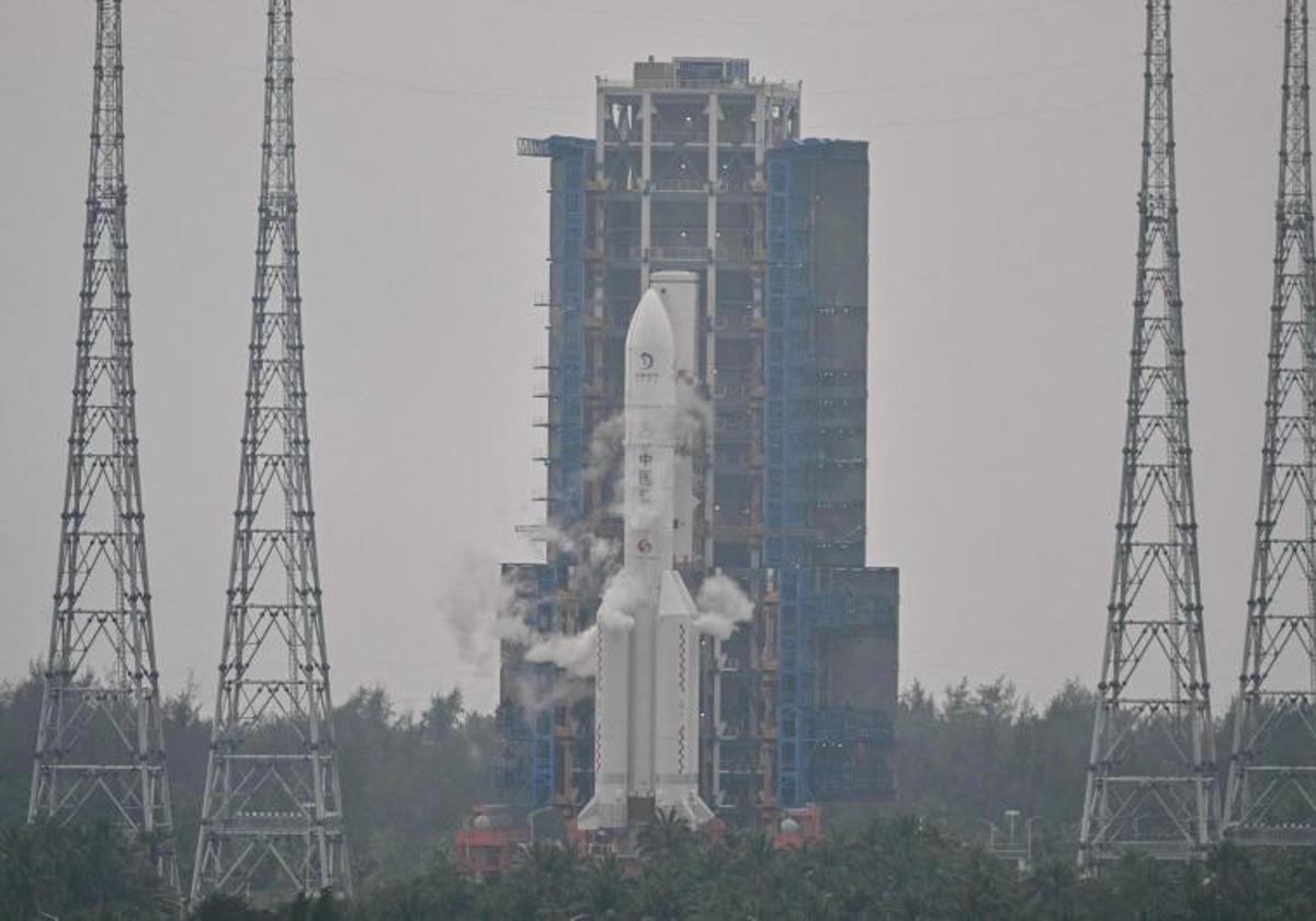 El cohete Long March 5, que transporta la sonda lunar de la misión Chang'e-6, en el Centro de Lanzamiento Espacial de Wenchang, en la provincia meridional china de Hainan