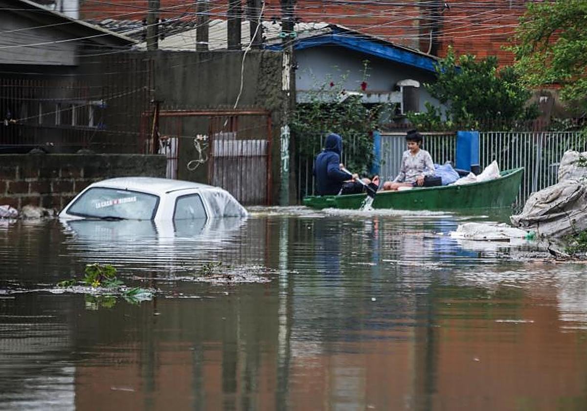Habitantes de la región a bordo de una embarcación durante una inundación este viernes, en Porto Alegre (Brasil)