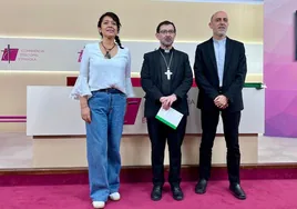El cardenal Cobo, en el centro, junto a Melania Flores y Xabi Gómez, en la presentación del documento
