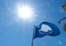 Bandera azul en la playa del Postiguet de Alicante