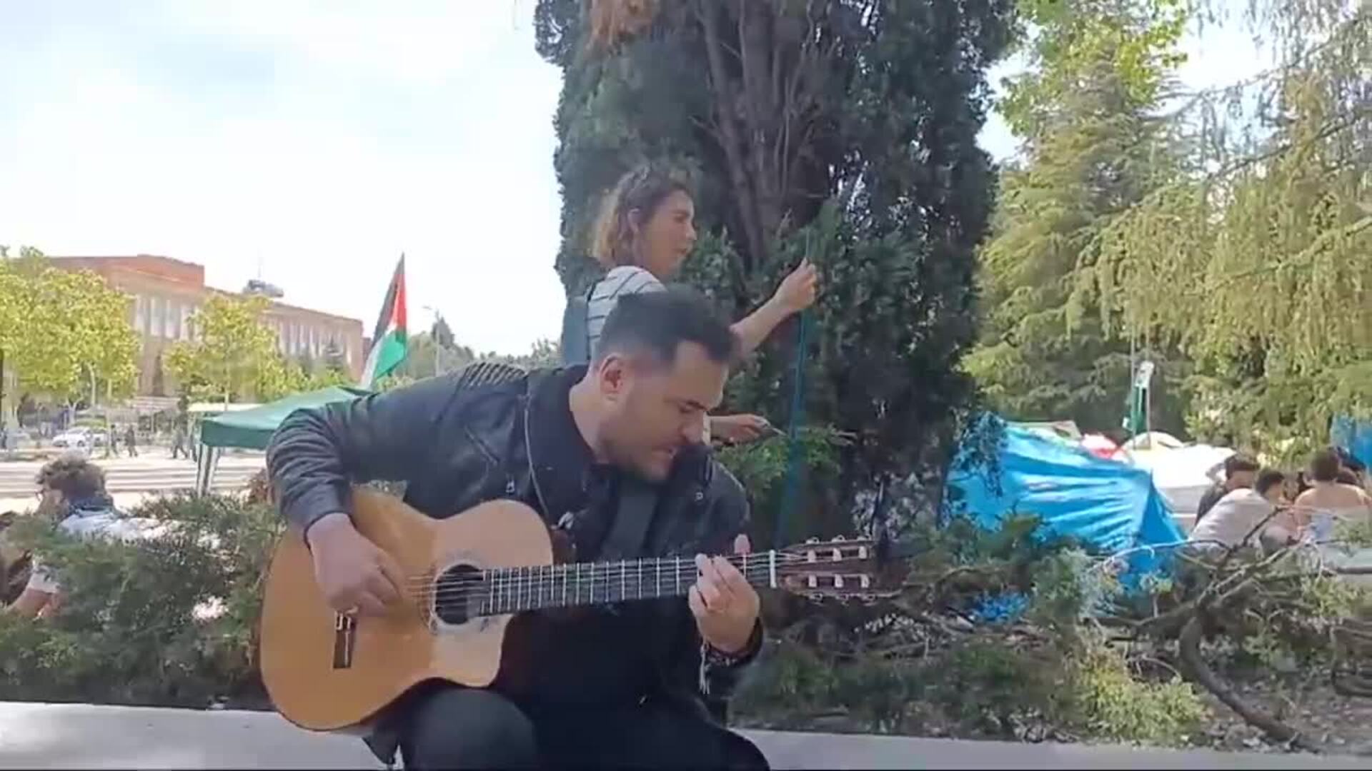 Ismael Serrano se suma a la acampada pro-Palestina de la Complutense