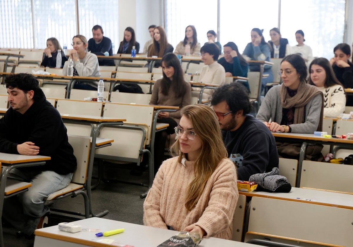 Un grupo de universitarios, a punto de enfrentarse a un examen