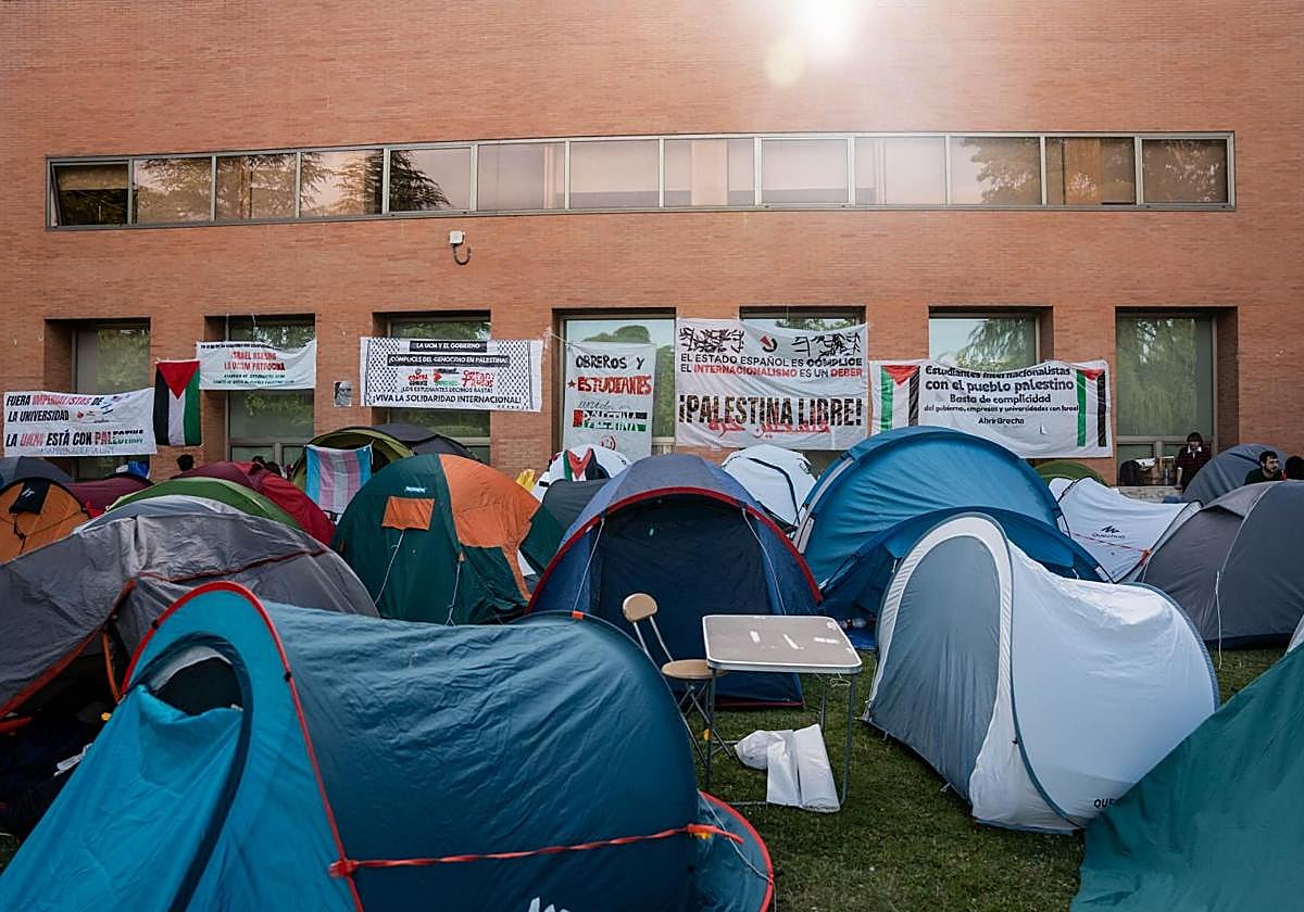 Estudiantes durante una acampada propalestina en Ciudad Universitaria, Madrid