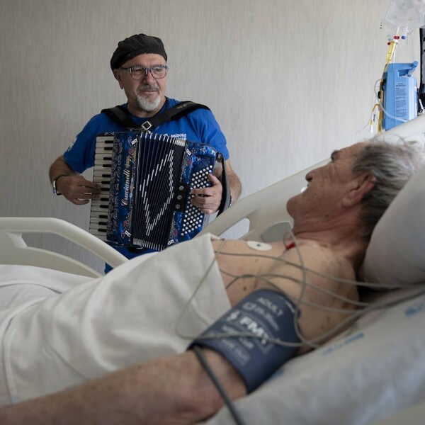 Un profesional de Músicos por la Salud este viernes en la UCI del Hospital del Henares en Coslada, Madrid