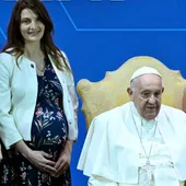 Embarazadas posan con el Papa Francisco al final de la conferencia italiana sobre la crisis de natalidad