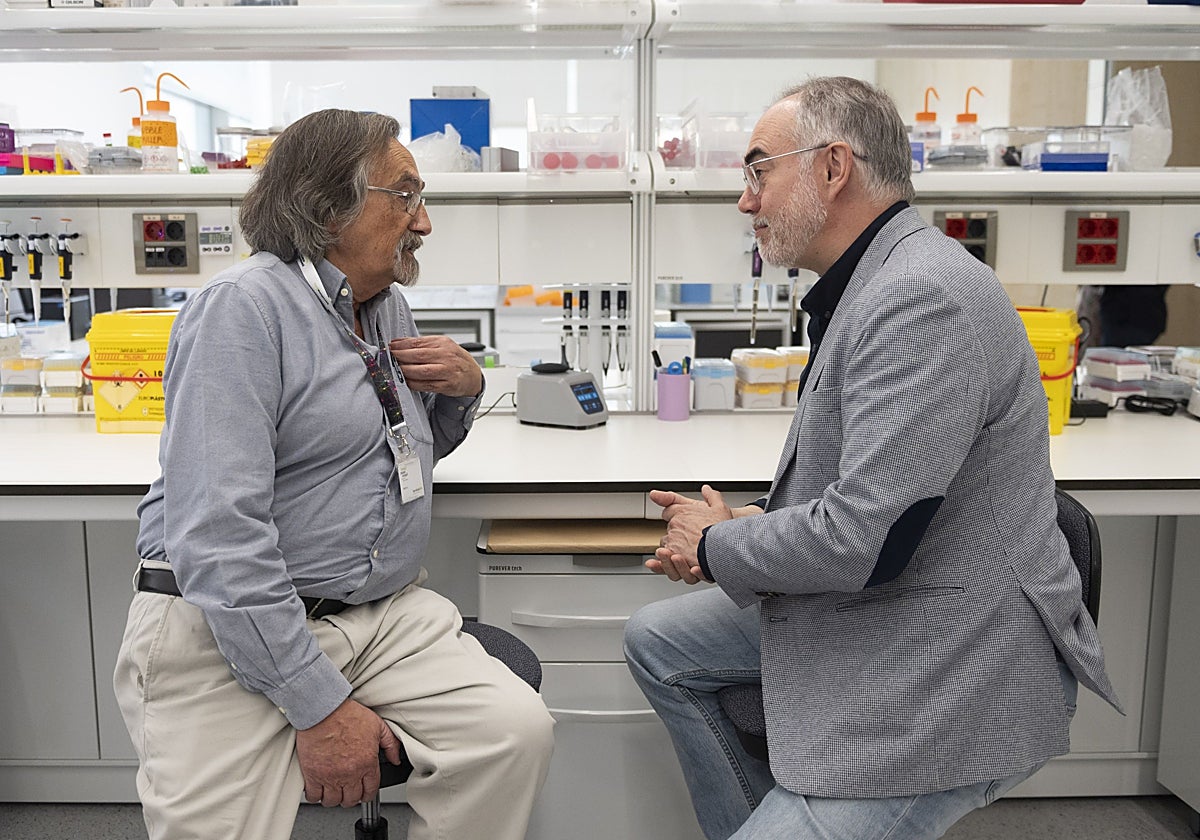 Juan Carlos Manzanero (izquierda) charla con Arcadi Navarro
