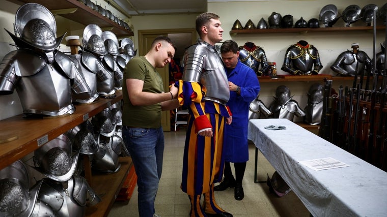 Uno de los guardias se prepara para asistir a una sesión de formación antes de su juramento
